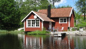 Stuga i Småland vid sjö med bastu och egen brygga
