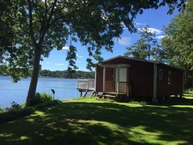 Idyllisk sommarstuga precis vid Stora Lee