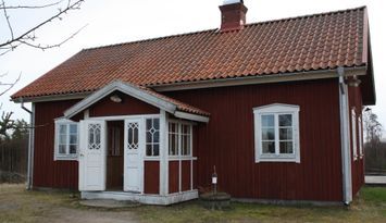 Modern cottage by lake, Björnsboda.