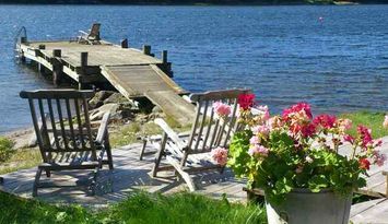 CHARMIGT HUS MED STOR TOMT, EGEN STRAND o BRYGGA