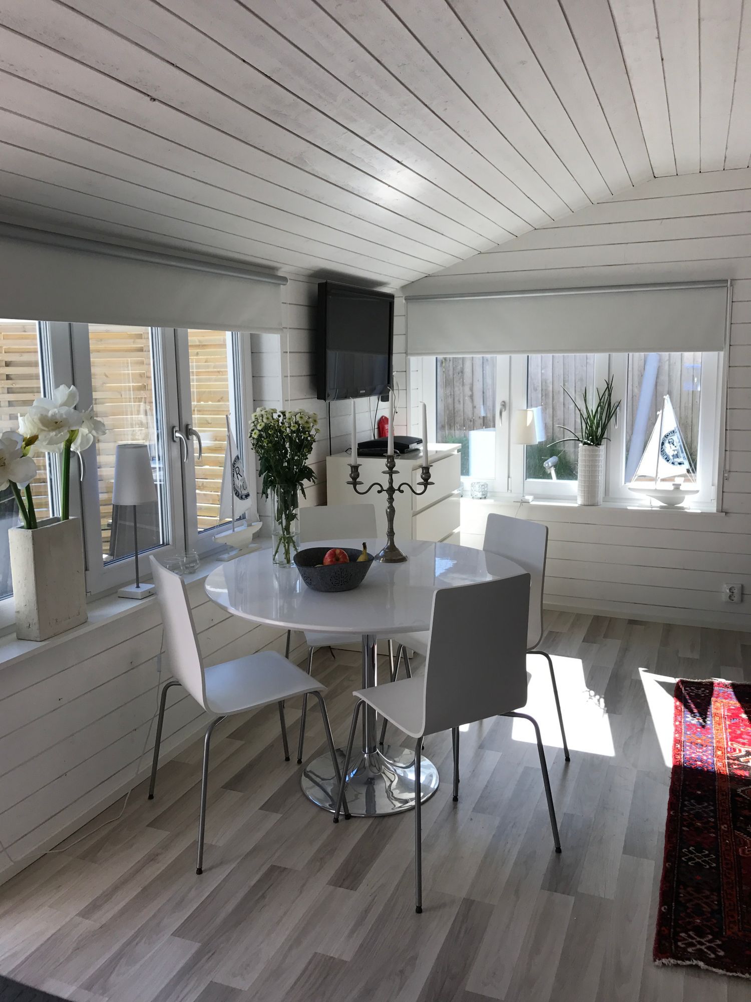 Mysig stuga nära havet i Laxvik – bild 2 av 8