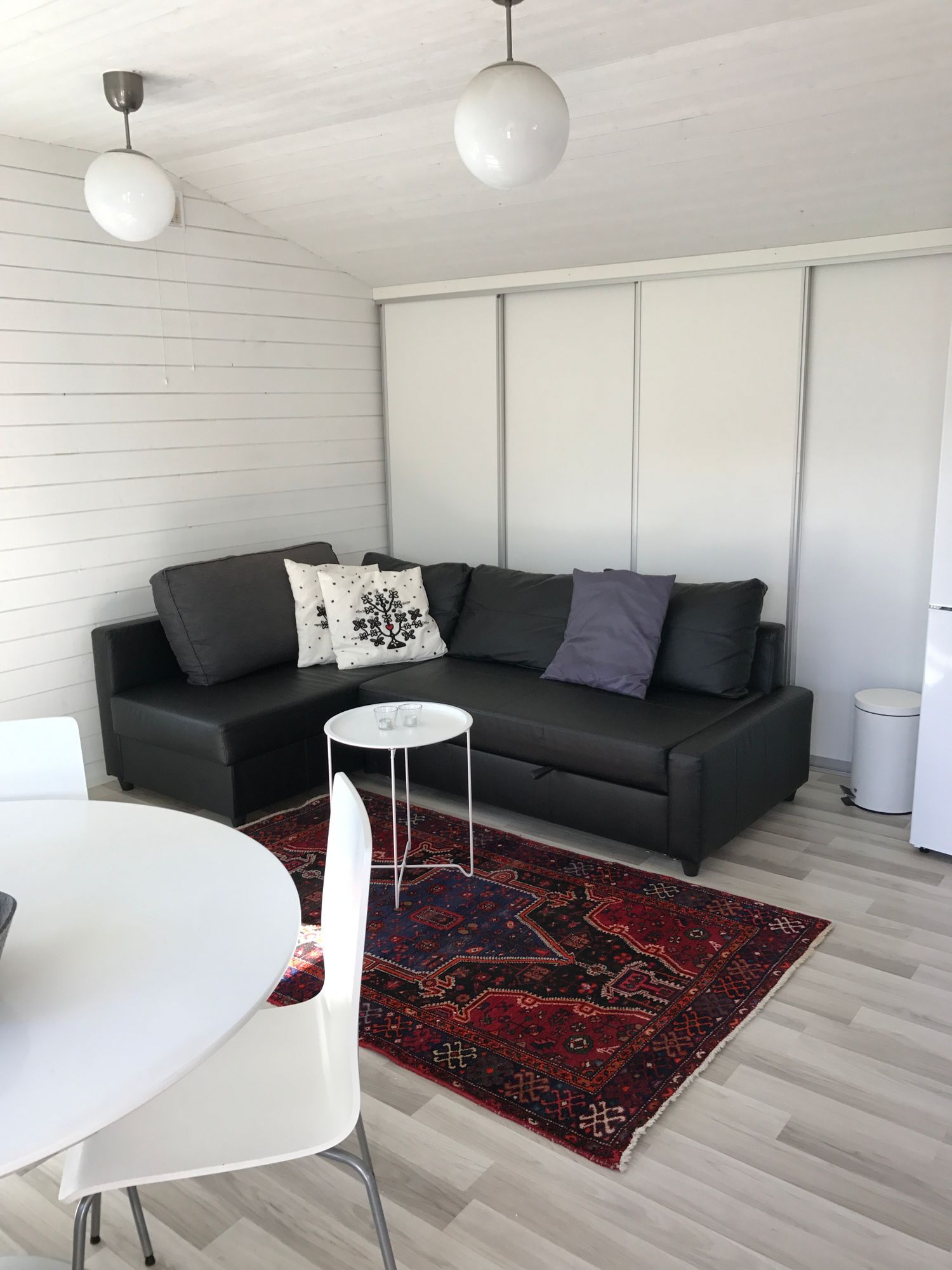 Mysig stuga nära havet i Laxvik – bild 4 av 8