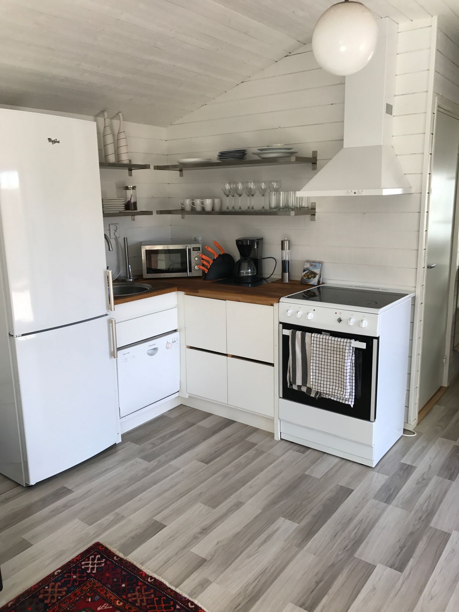 Mysig stuga nära havet i Laxvik – bild 5 av 8