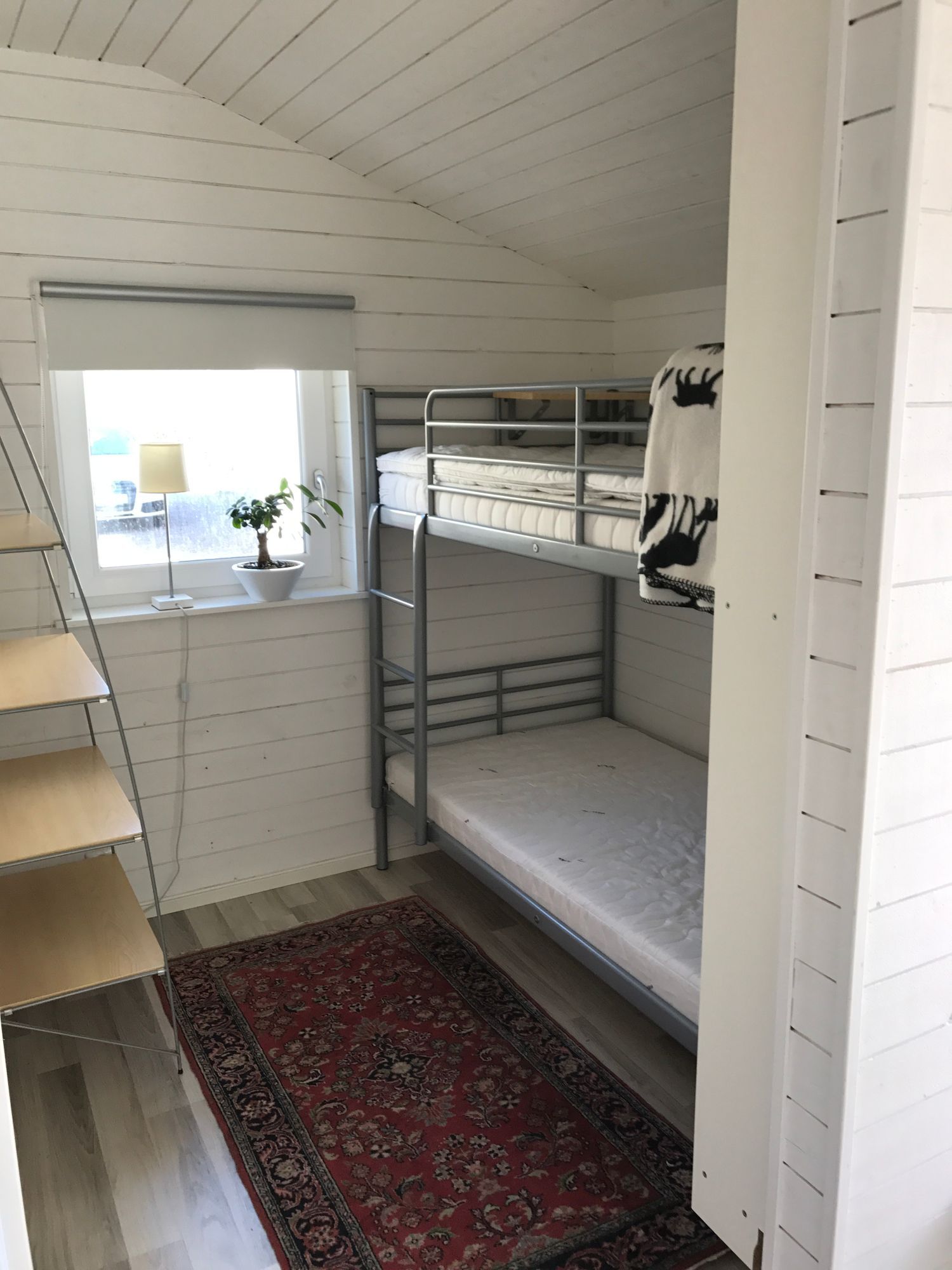 Mysig stuga nära havet i Laxvik – bild 6 av 8