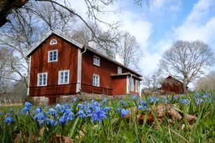 Småländsk idyll i gårdsmiljö