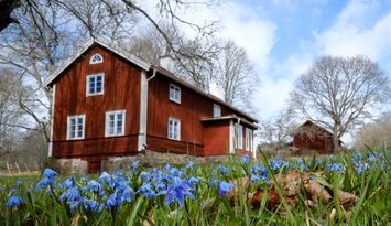 Småländsk idyll i gårdsmiljö