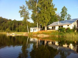 Stort modernt sommarboende vid sjö