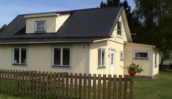 Stuga vid Tofta Strand nära bad, affär, restaurang