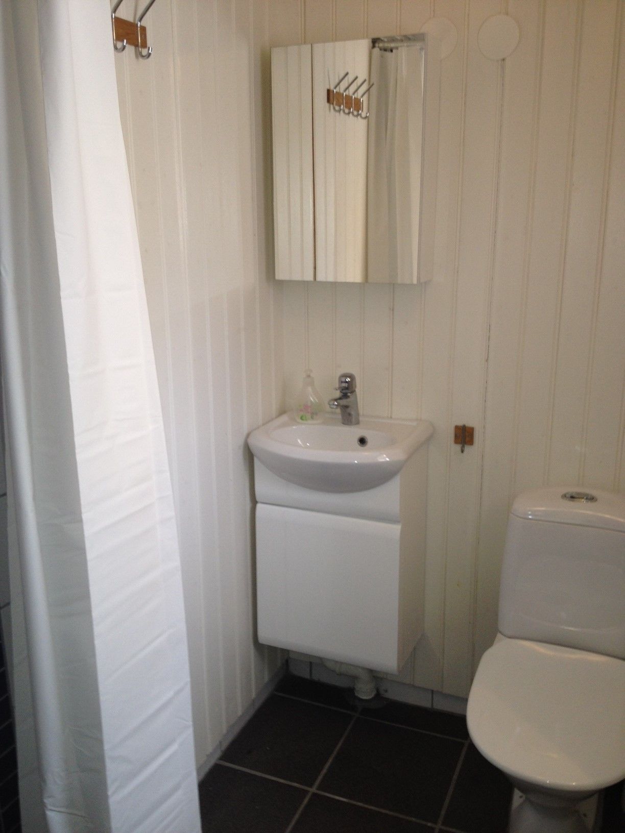 Ljus och mysig lägenhet centralt i Kungshamn – bild 4 av 5