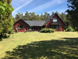 Trevligt hus med öppen planlösning nära havet
