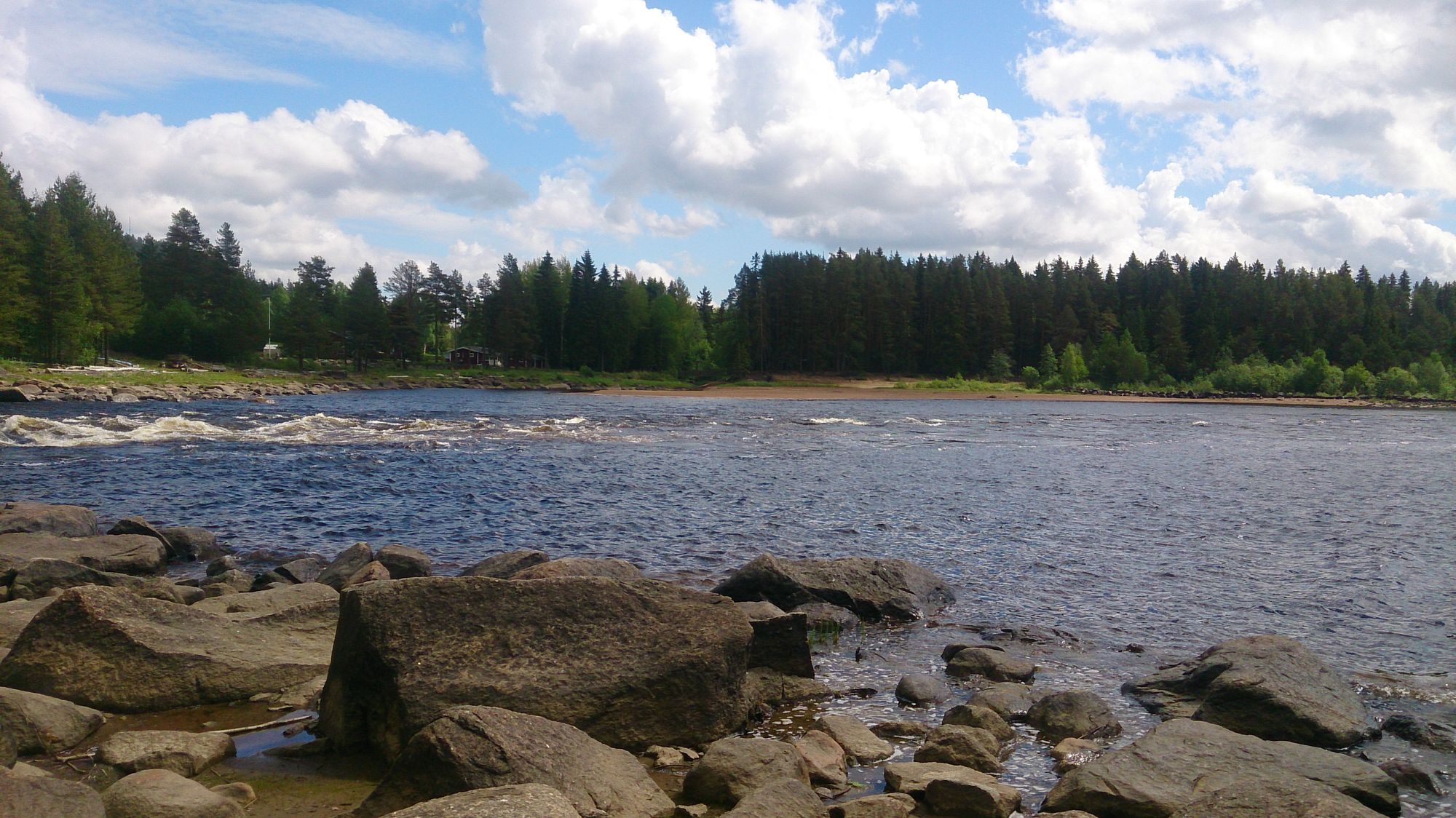 Stuga vid älven nära Järvsö – bild 2 av 21