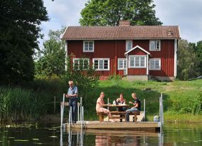 Hyra Stuga i  Småland vid sjö med egen brygga