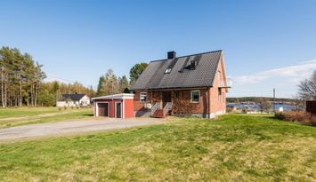 Mysigt 1½plans hus vid havet på Höga Kusten