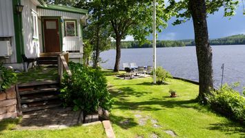 Stuga på en udde vid sjön Södra Barken i Dalarna