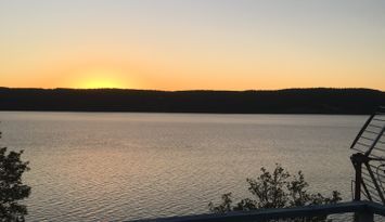 Jaktstuga, sjönära, båt, badtunna vid strand mm.