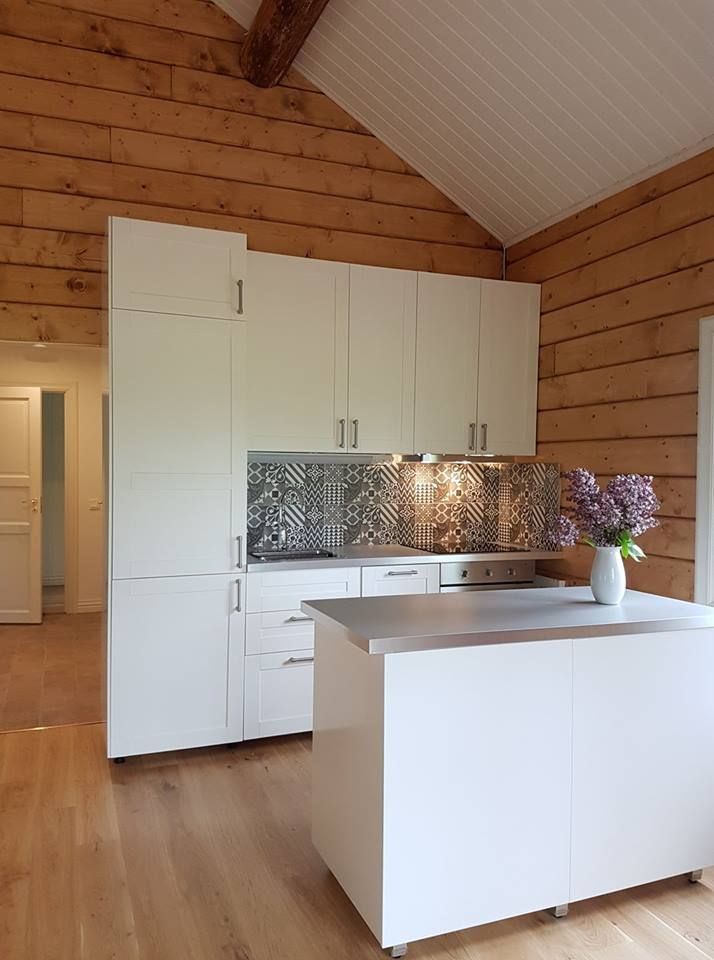Timmerstuga i naturskön miljö – bild 6 av 12