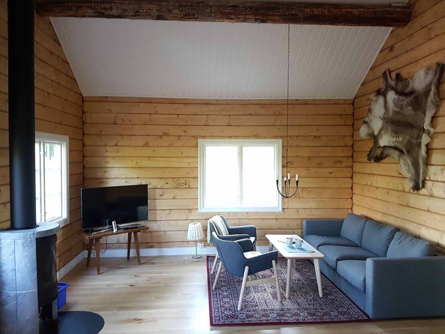 Timmerstuga i naturskön miljö – bild 5 av 12