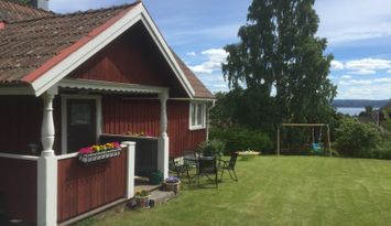 Stuga i Vikarbyn med utsikt över Siljan