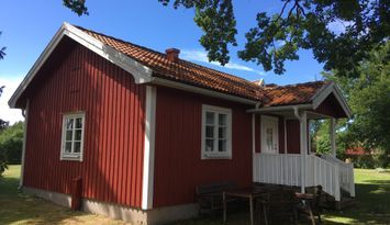 Gårdshus nära Skara Sommarland och Läckö Slott.