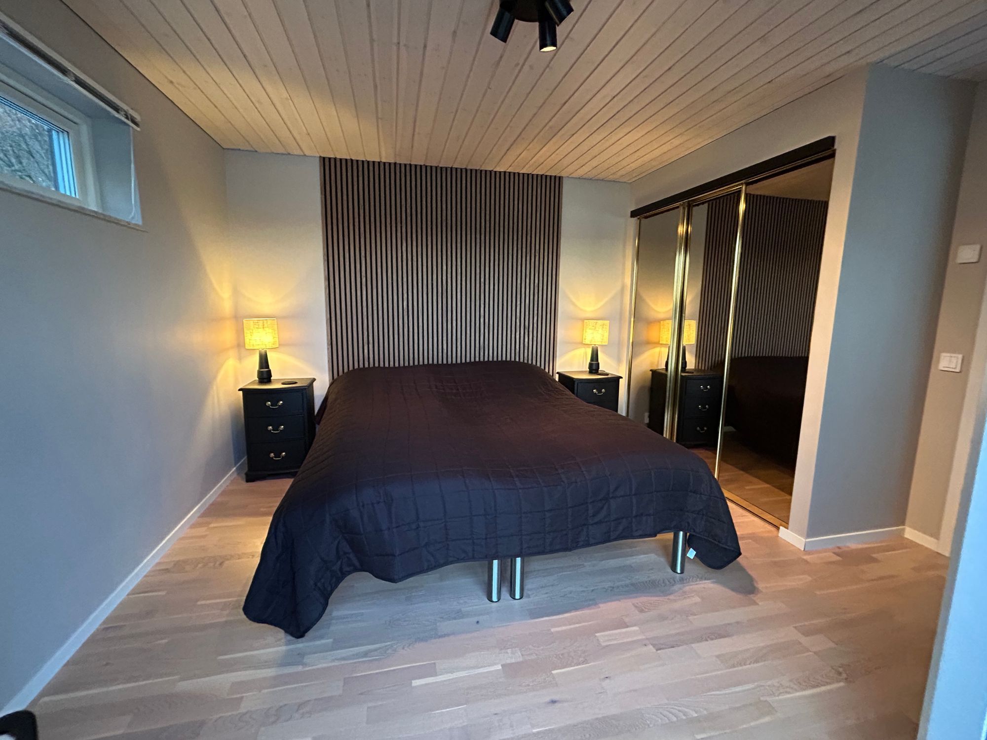 Modern villa med sjötomt och brygga – bild 17 av 24