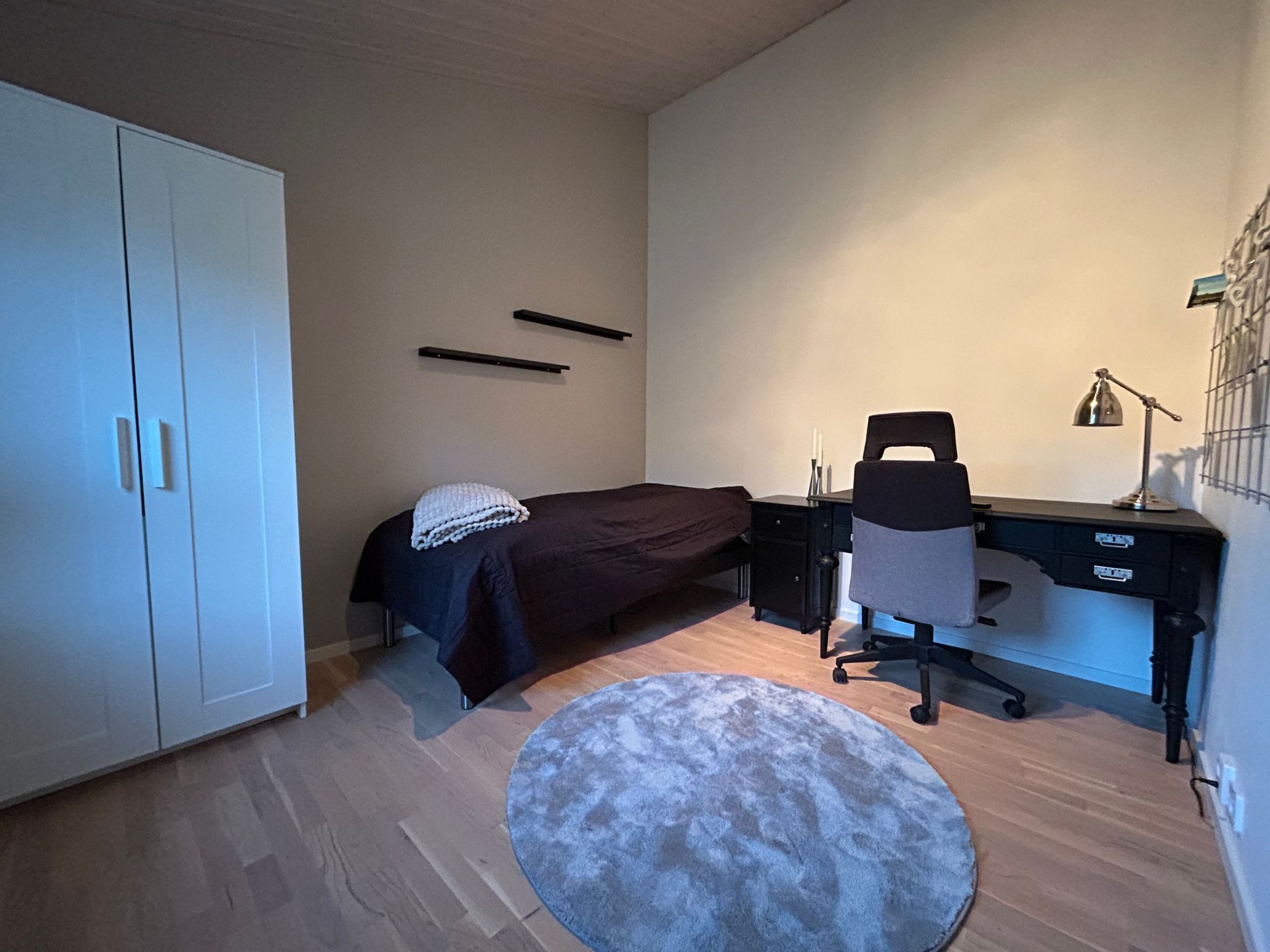 Modern villa med sjötomt och brygga – bild 20 av 24