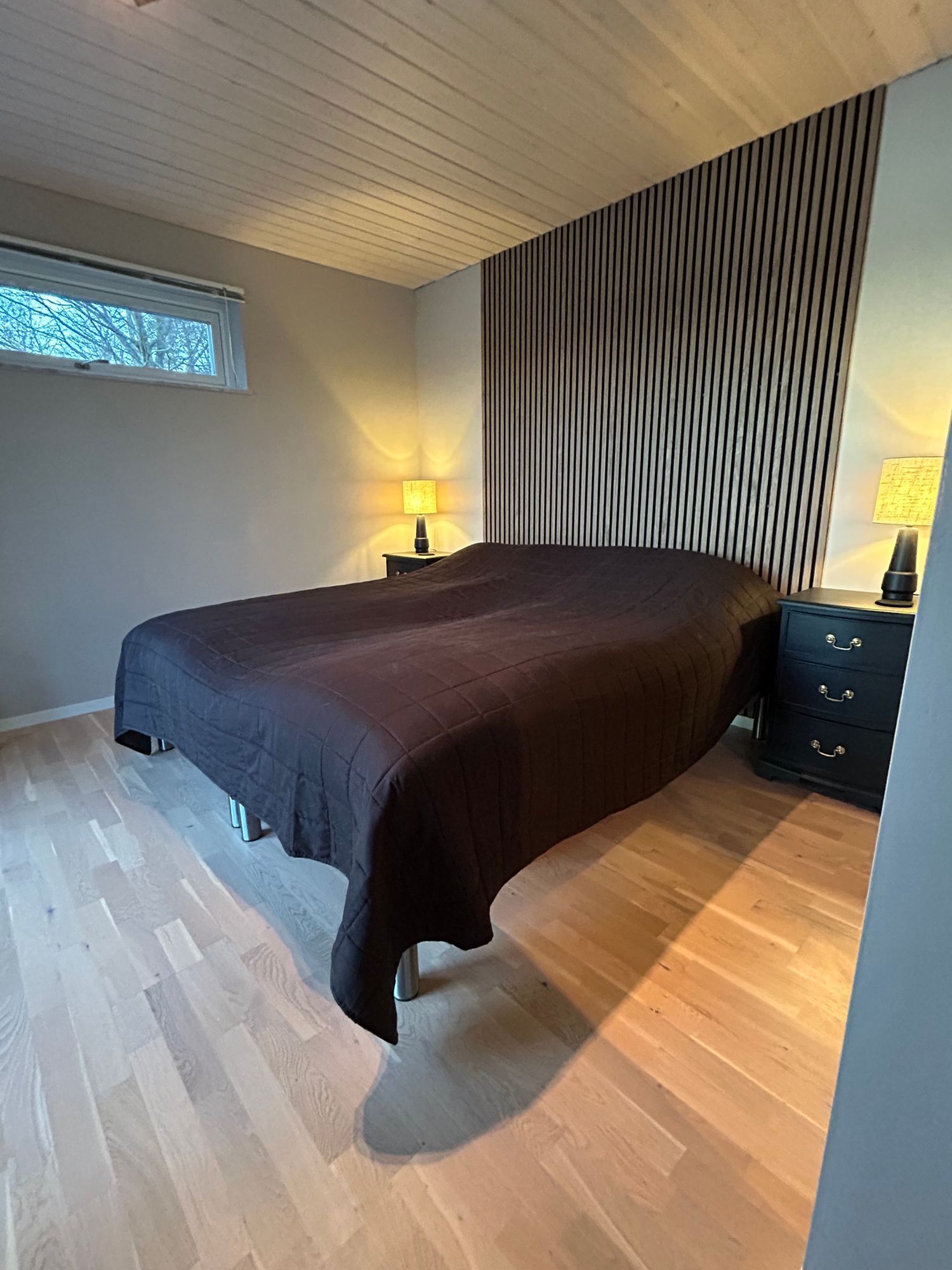 Modern villa med sjötomt och brygga – bild 18 av 24