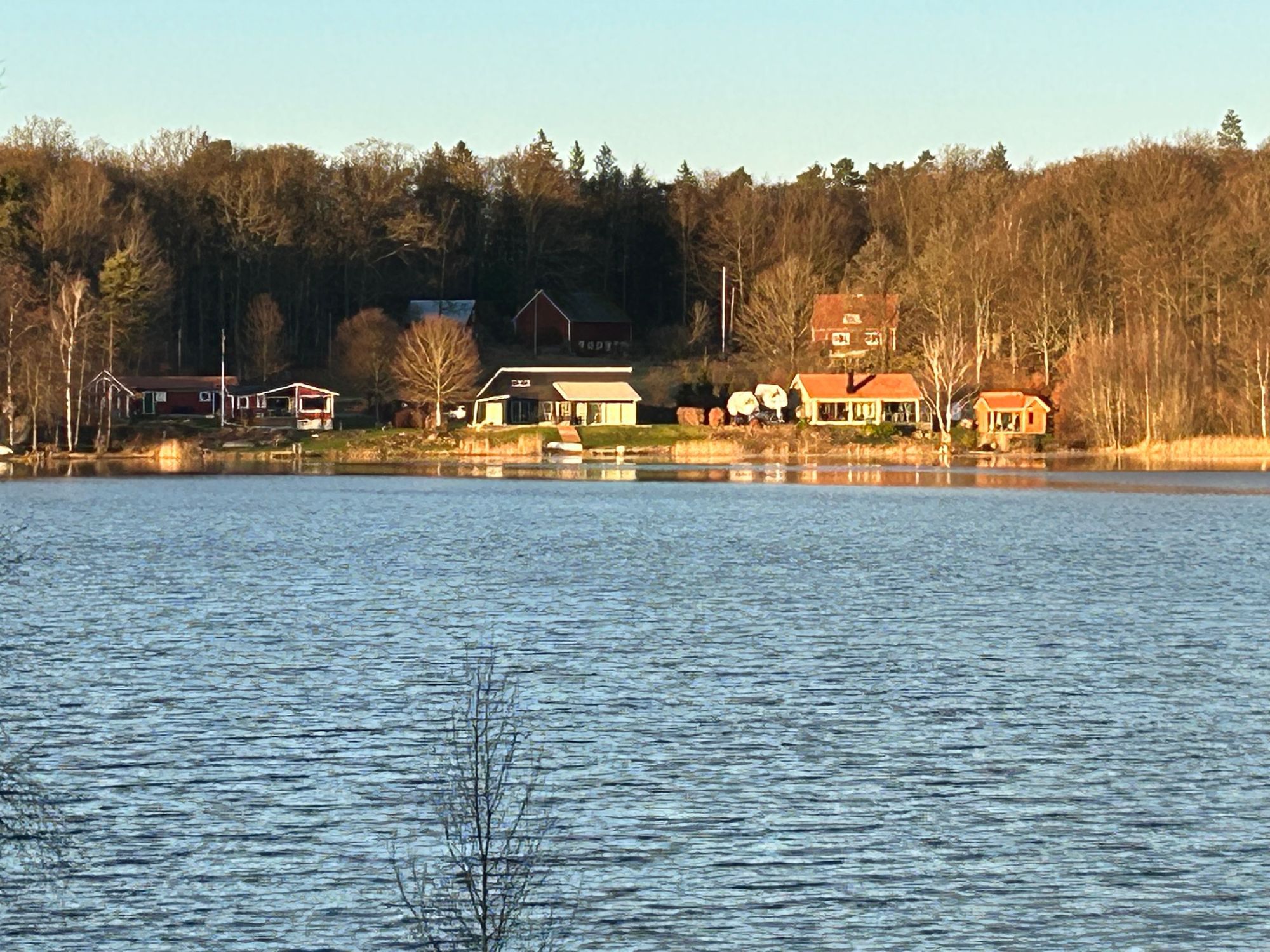 Modern villa med sjötomt och brygga – bild 8 av 24