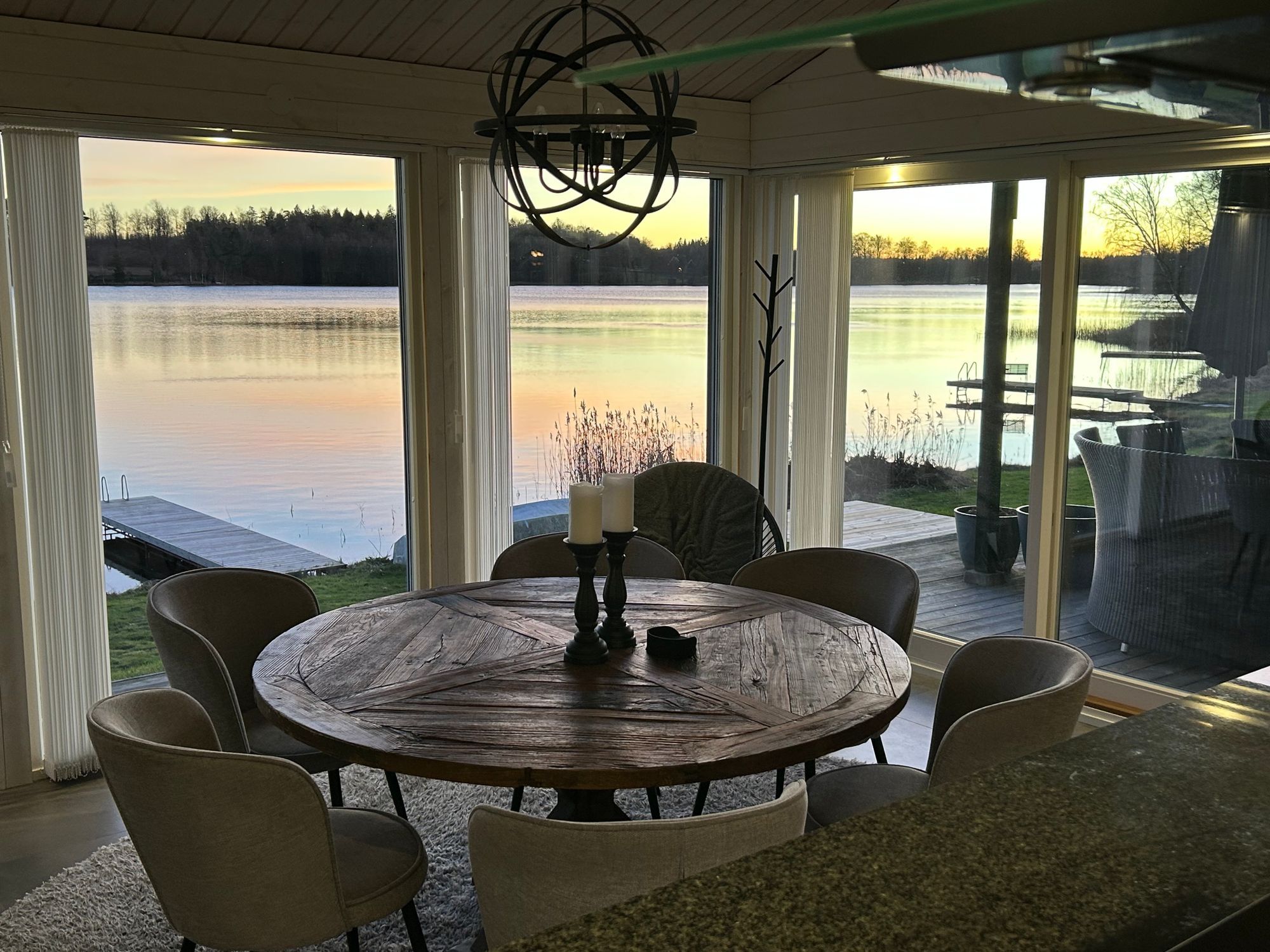 Modern villa med sjötomt och brygga