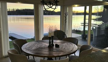 Modern villa med sjötomt och brygga