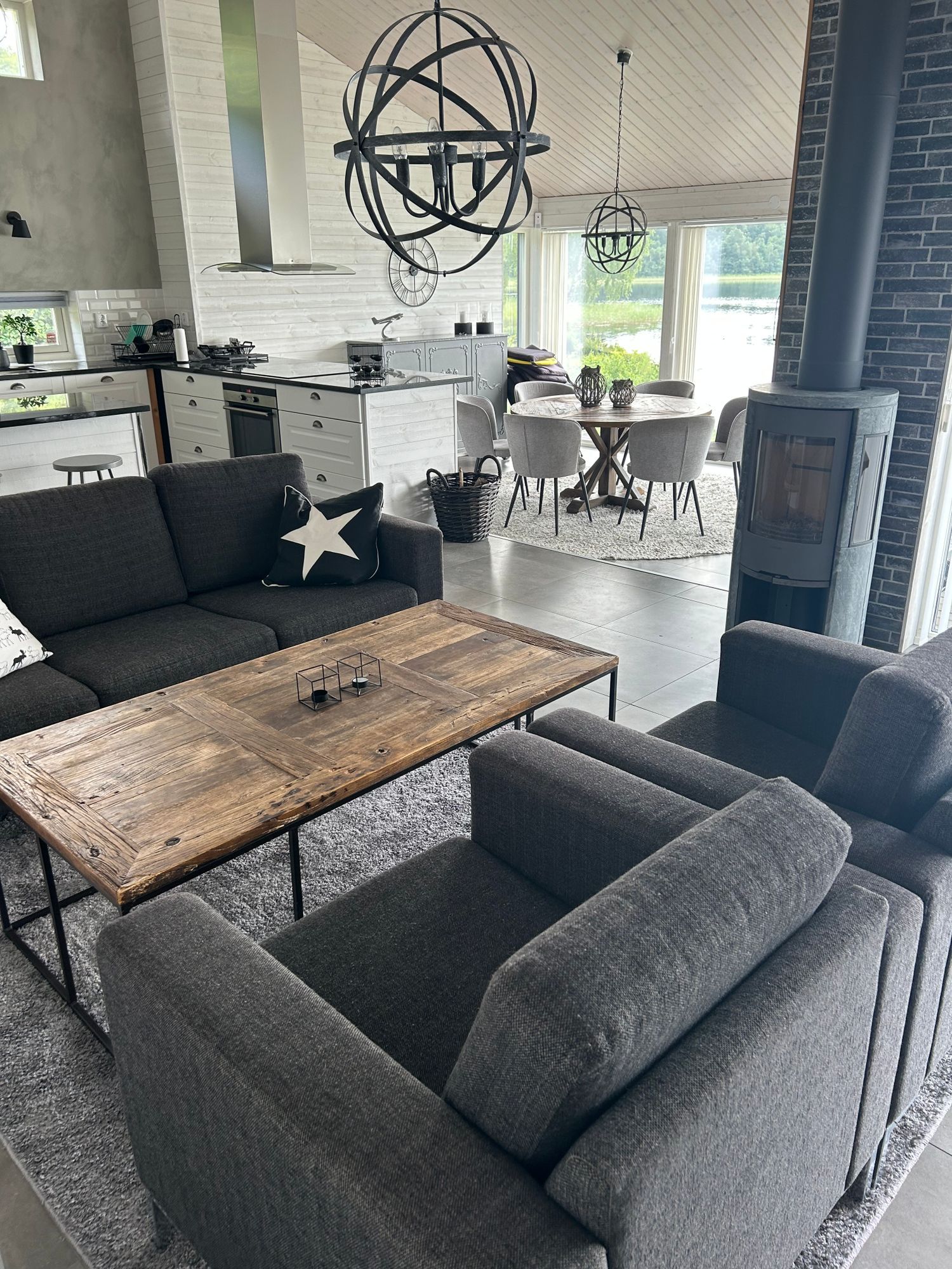 Modern villa med sjötomt och brygga – bild 3 av 24