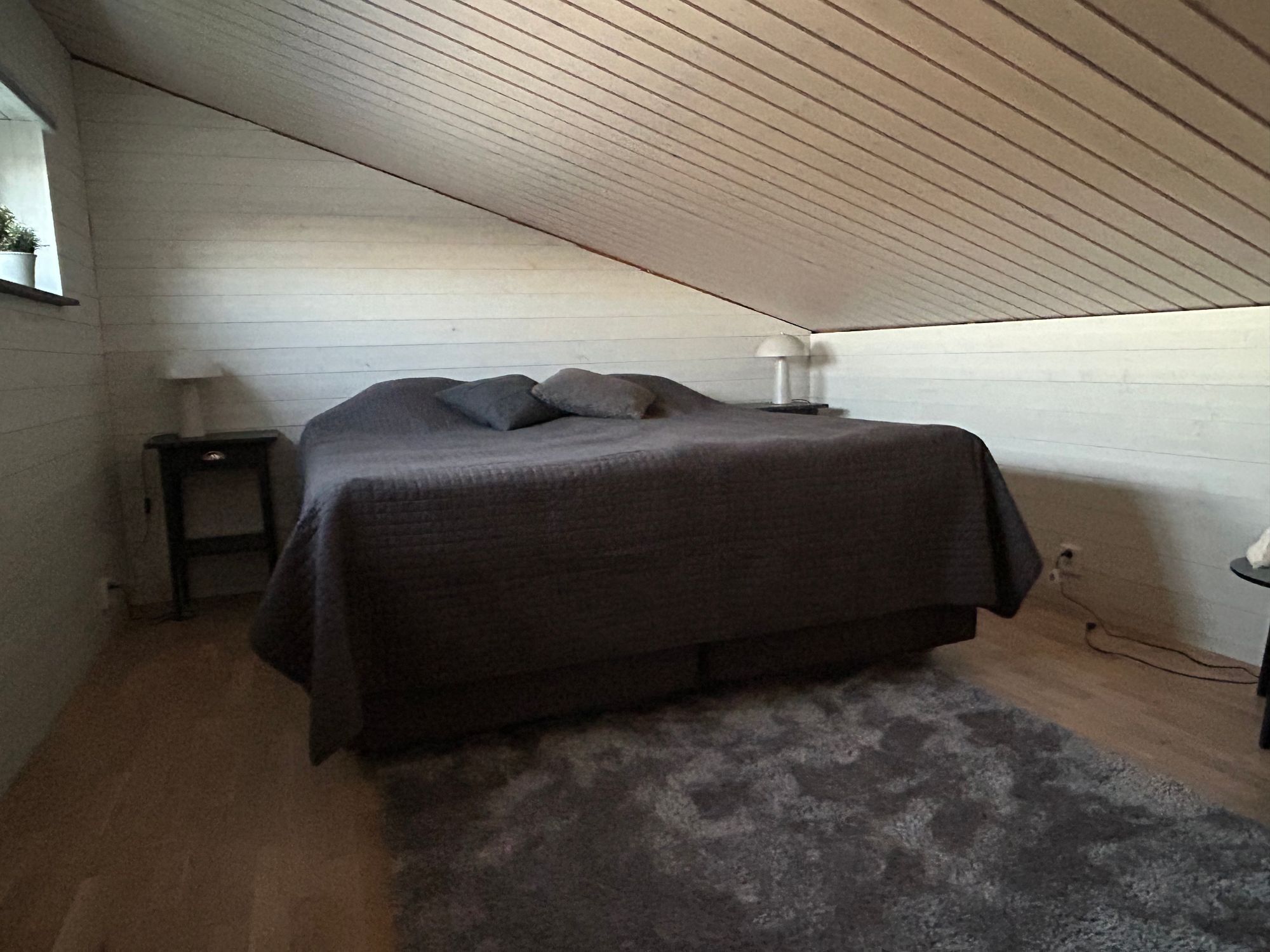 Modern villa med sjötomt och brygga – bild 22 av 24