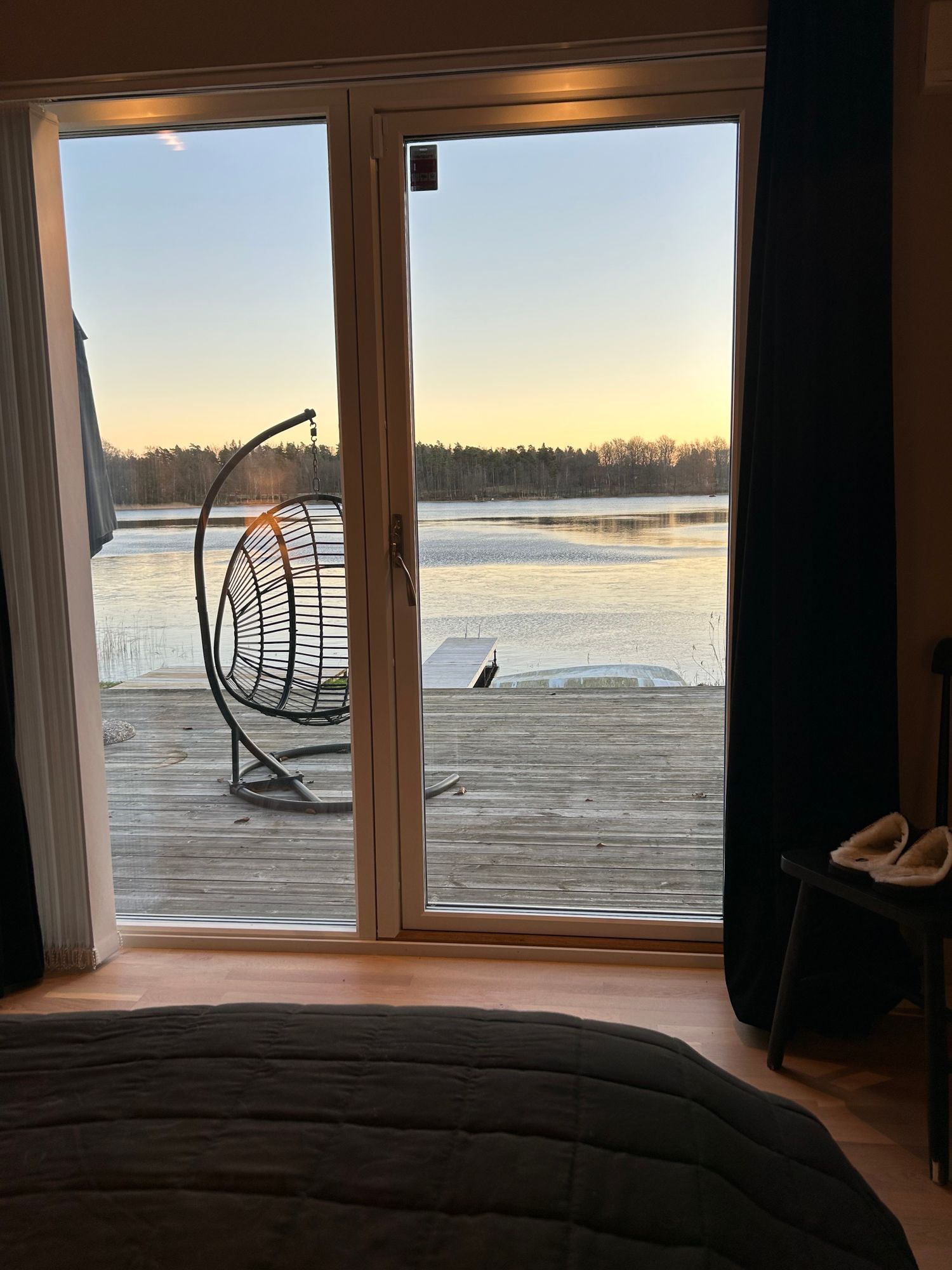 Modern villa med sjötomt och brygga – bild 19 av 24