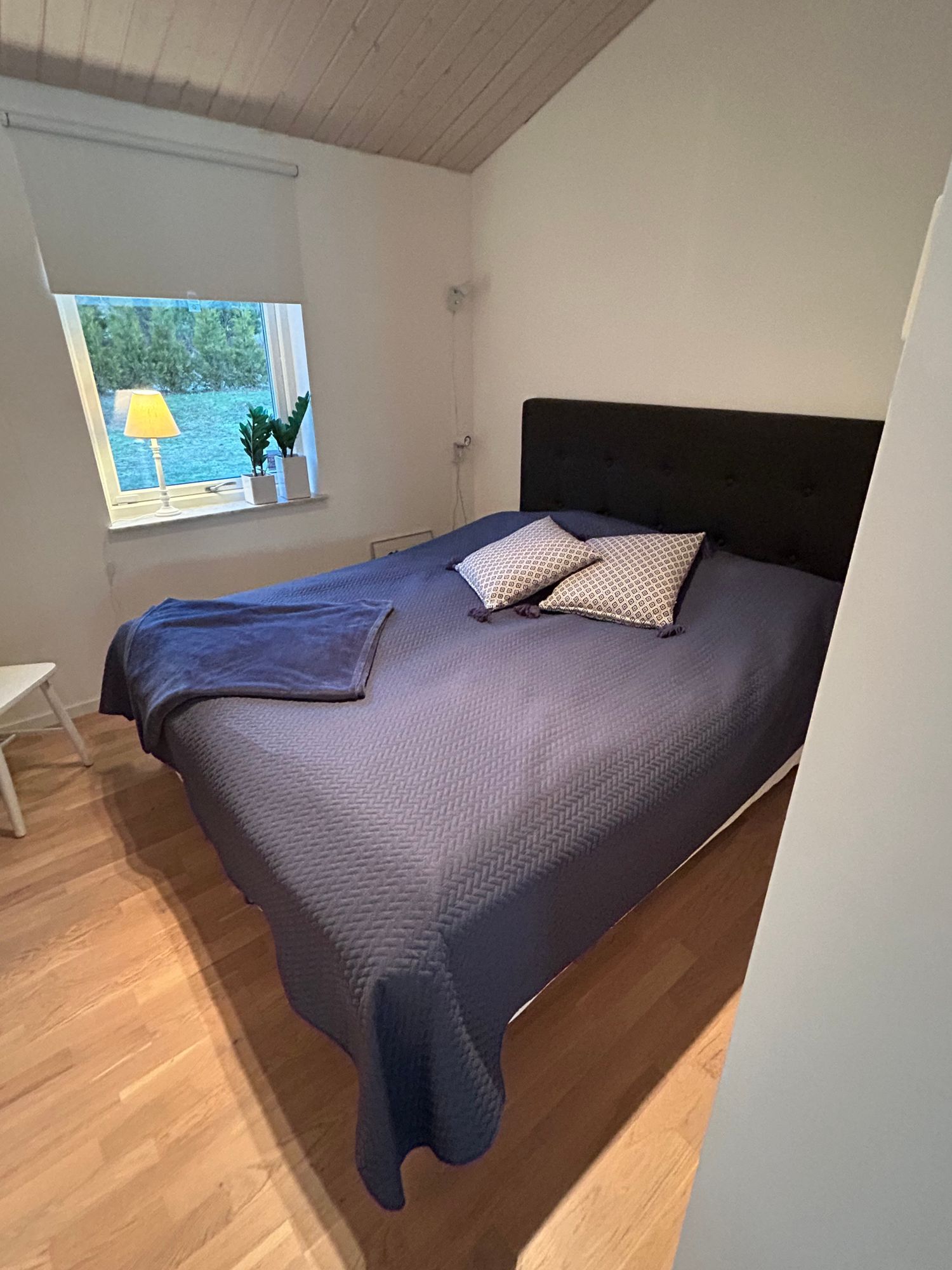 Modern villa med sjötomt och brygga – bild 21 av 24
