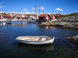 Stort hus, 50 m från hav & bryggor i Fiskeby