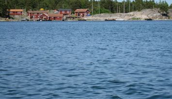 Stuga i tjust skärgård på ö med yrkesfiske