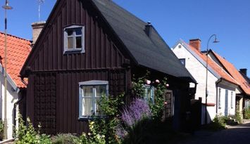 Visby innerstad med gård/p-plats