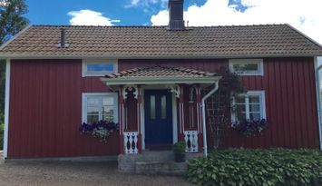 Modern stuga åretrunt boende nära sjö och golfbana