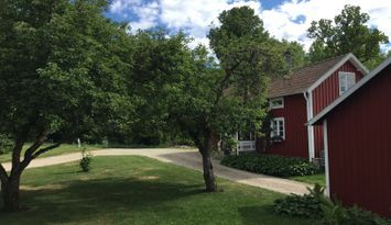 Modern stuga åretrunt boende nära sjö och golfbana