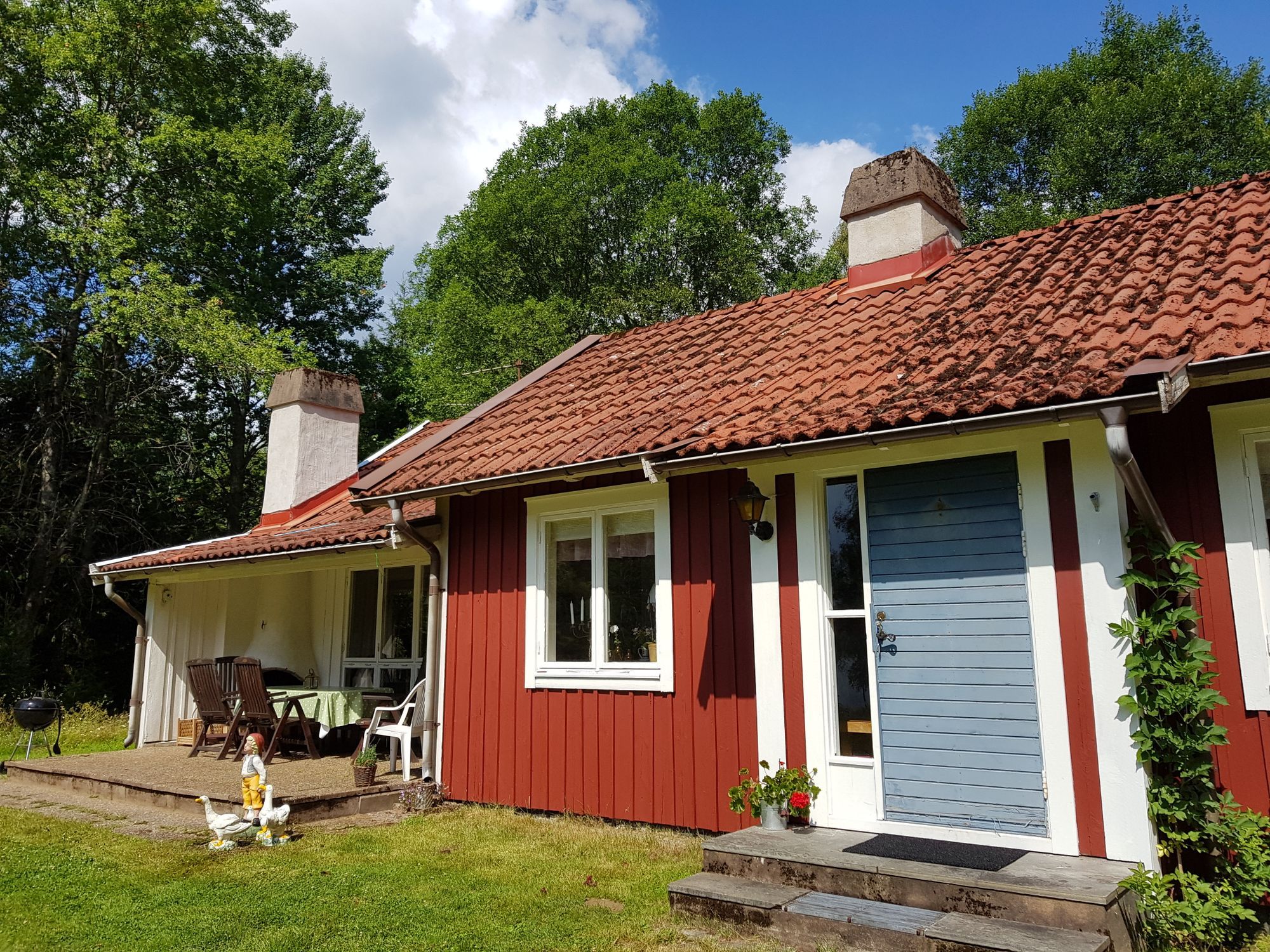 Sjötomt med brygga och båt – bild 2 av 24