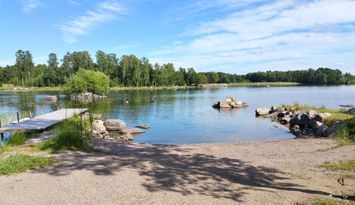 Stuga vid sjö med egen strand