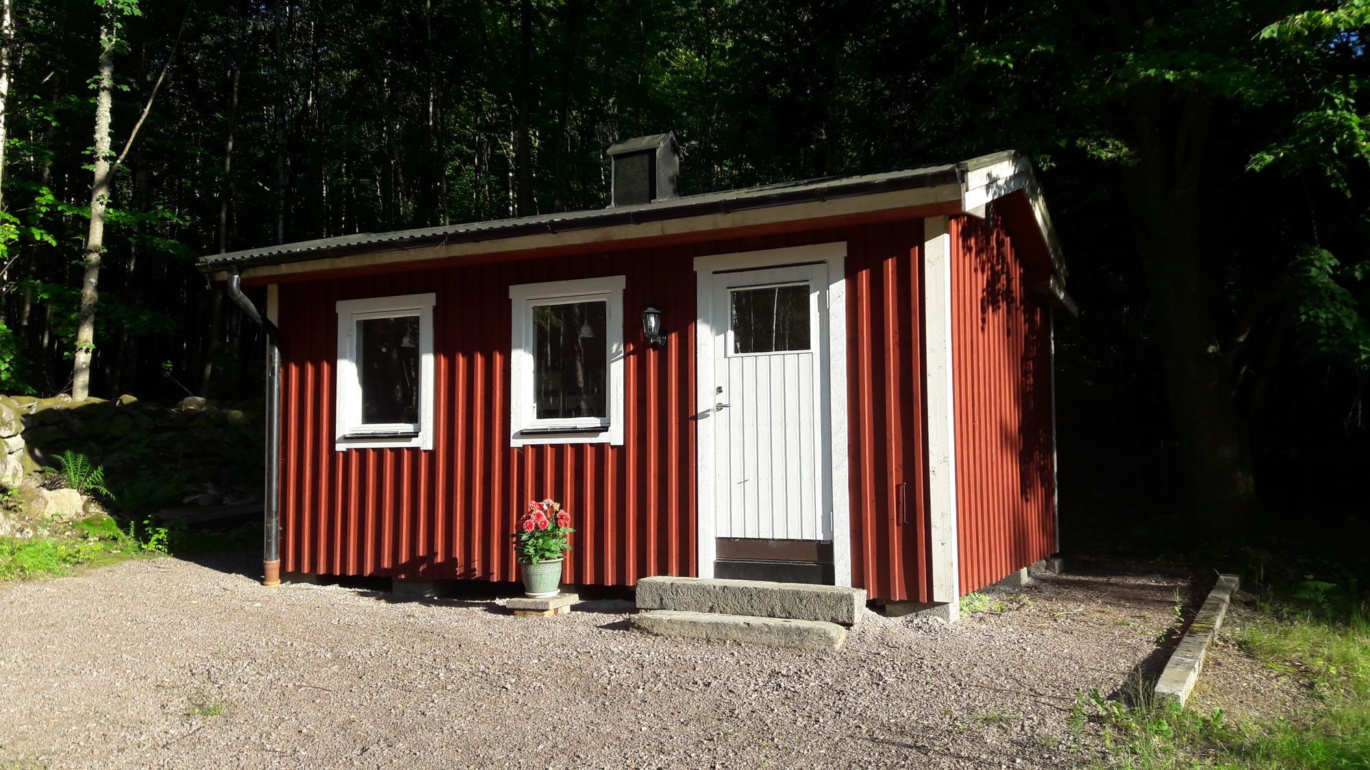 Mysig stuga i skogen – bild 8 av 8