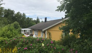 Trevlig gul villa i sommaridyllen Grisslehamn