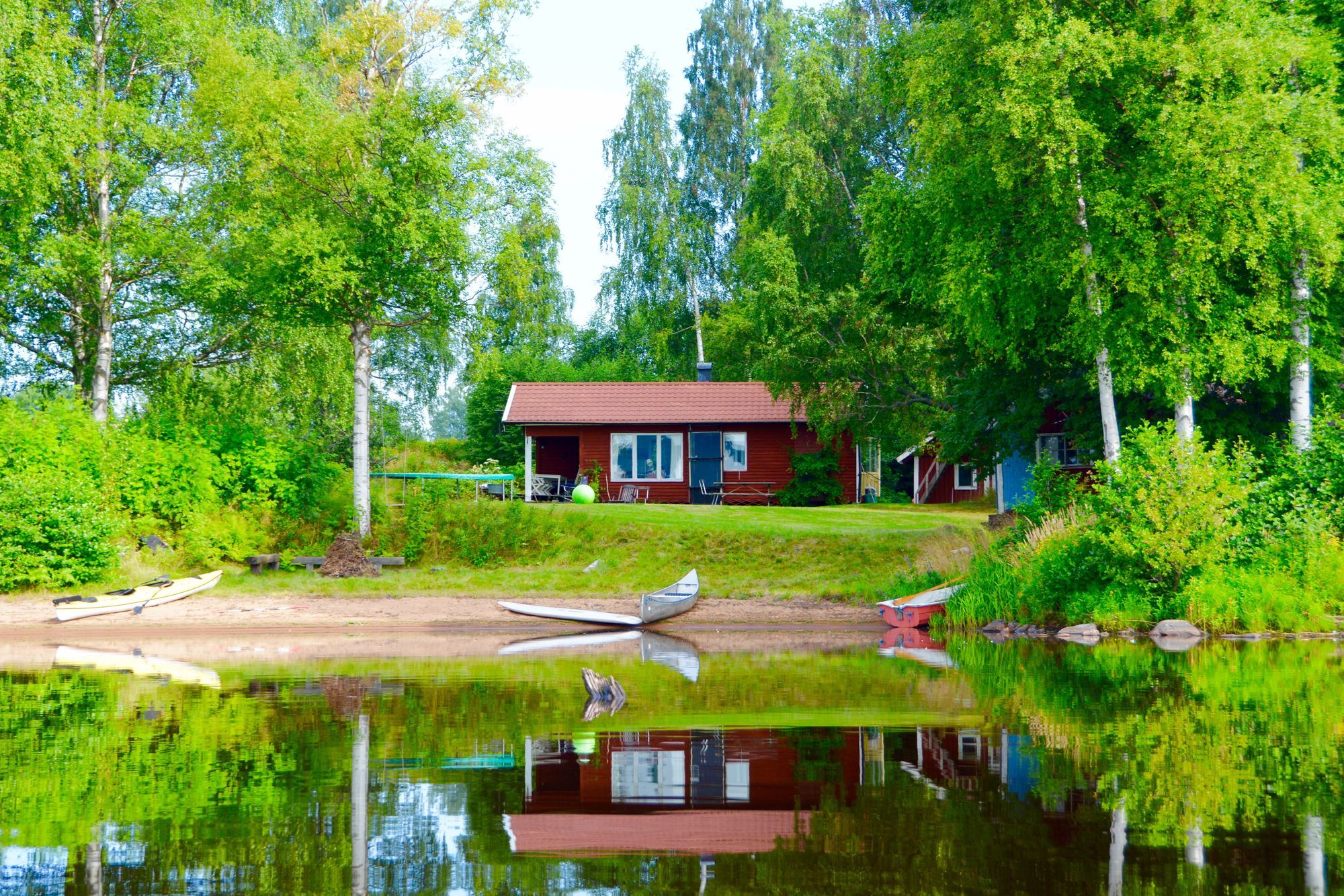 Tre stugor med strandtomt - idylliskt på en udde