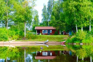 Tre stugor med strandtomt - idylliskt på en udde