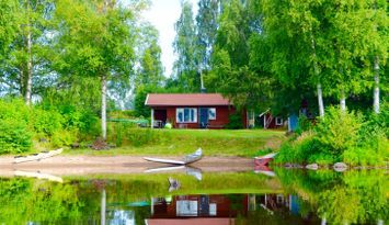 Tre stugor med strandtomt - idylliskt på en udde