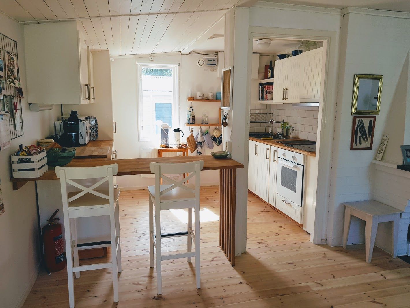 Stuga vid havet, nära strand och skog. – bild 10 av 22