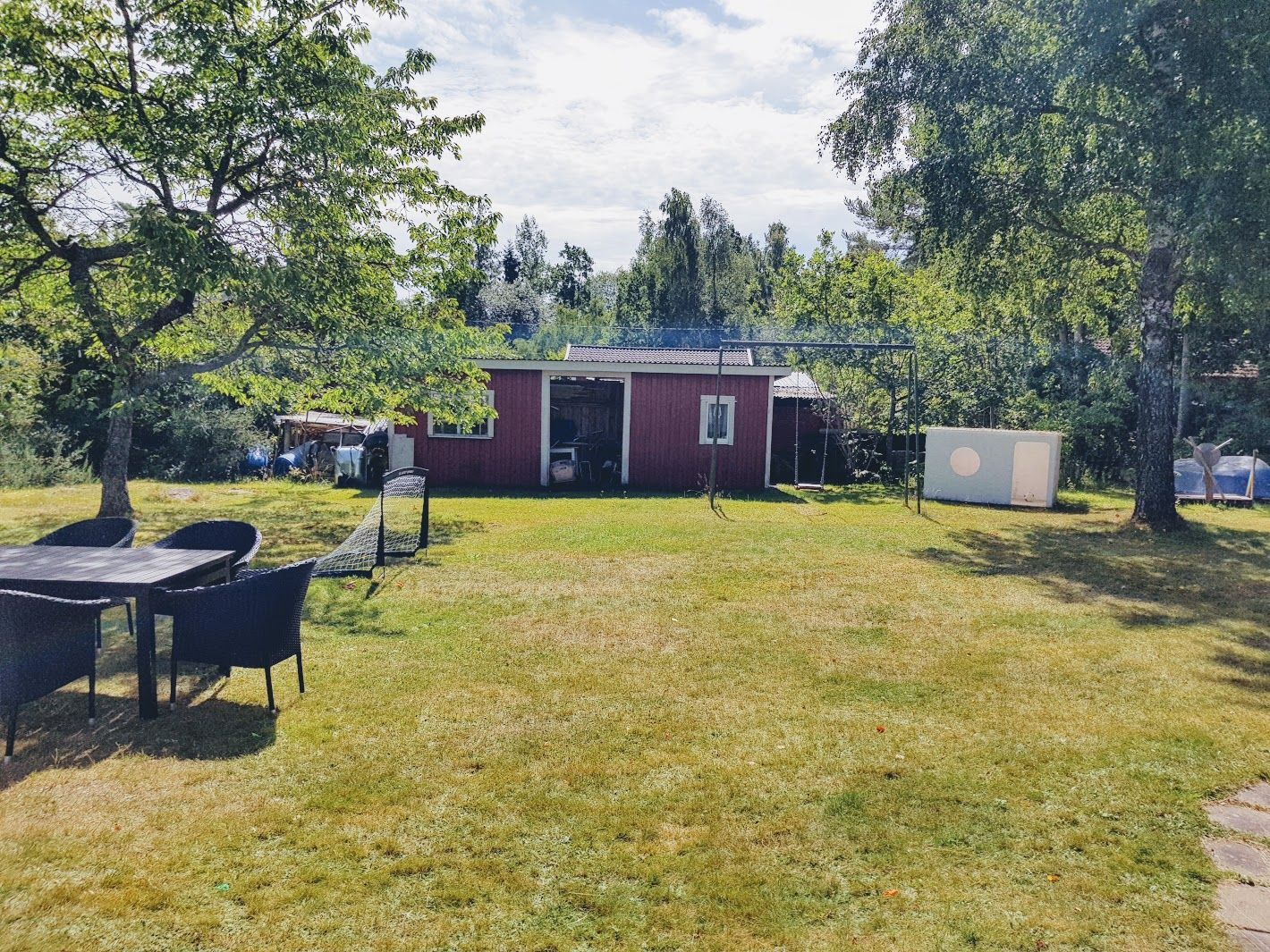 Stuga vid havet, nära strand och skog. – bild 3 av 22
