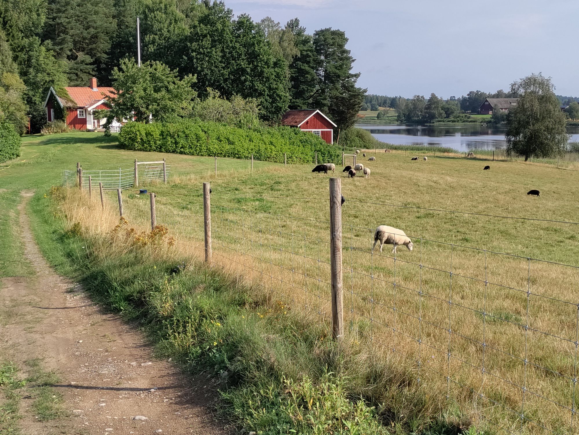 Idylliskt 1800-talstorp – bild 2 av 4
