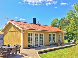 Gnisvärdsflygeln - modern with 9 beds & patio