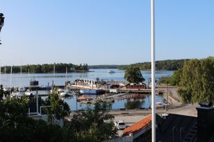 Centrala Vaxholm med utsikt över hamnen och havet